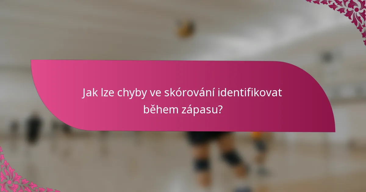 Jak lze chyby ve skórování identifikovat během zápasu?